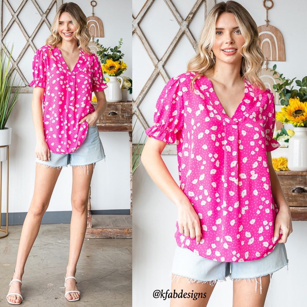 ❤️NEW! V Neck Fuchsia Floral Pattern Ruffle Sleeve Top!